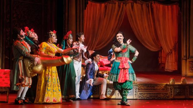 MÄnner in bunten Kostümen auf der Bühne.