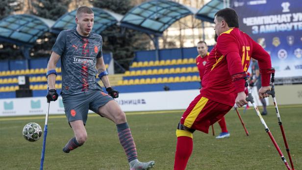 Ukrainische Kriegsveteranen beim Fußballspielen.