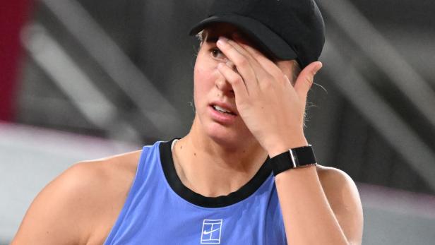 Lilli Tagger greift sich mit der Hand auf die Stirn.