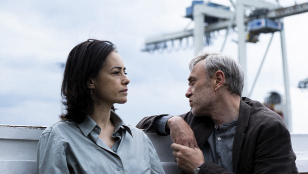 Ein Ehepaar auf einem Schiff.