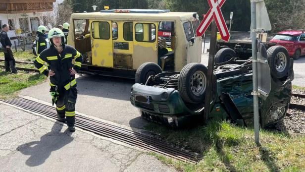 Auto gegen Museumsbahn