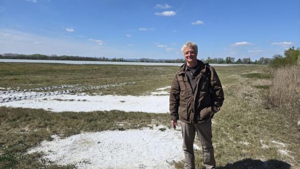 Bernhard Kohler, WWF, bei einer Salzlacke.