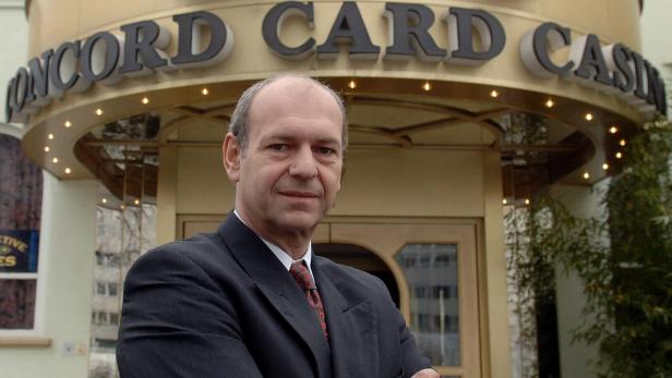Ein Mann im Anzug steht vor dem Concord Card Casino.