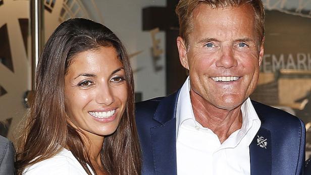 Dieter Bohlen und Carina Walz stehen eng beieinander und lächeln nach ihrer standesamtlichen Hochzeit in Niedersachsen.
