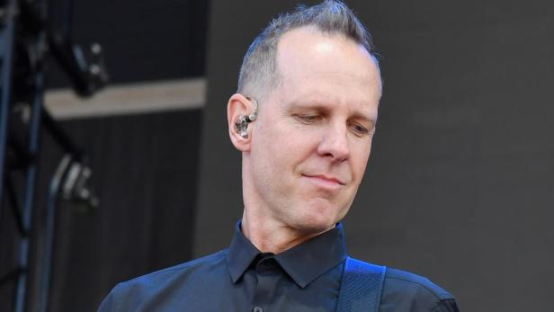 No Doubt Gitarrist Tom Dumont auf der Bühne