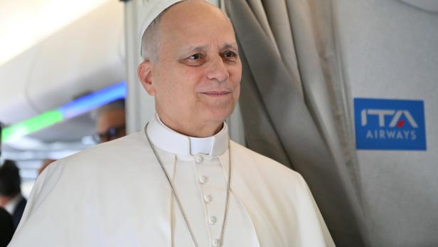 Der Papst lächelt in einem Flugzeug der ITA Airways.