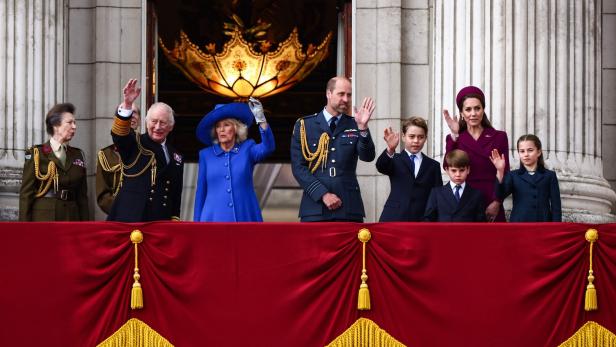 Die königliche Familie, darunter König Charles, Prinz William und Prinzessin Kate, winkt vom Balkon des Buckingham-Palasts.