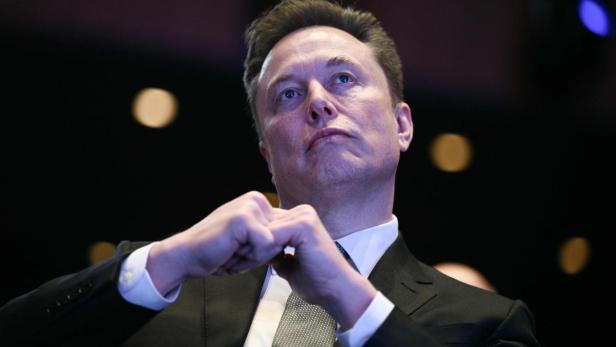 Elon Musk ballt seine Hände