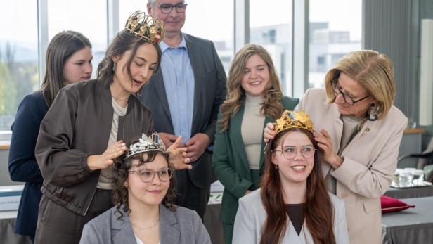Krönung der neuen Weinkönigin und ihrer Vizekönigin
