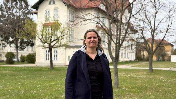 Elisabeth Schuh steht vor einem der Pavillons der Parkanlage.