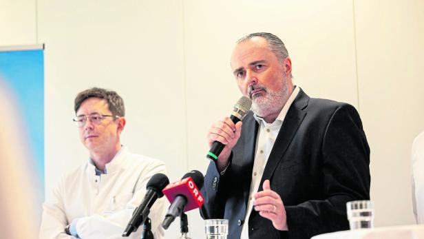 Landeshauptmann Hans Peter Doskozil mit Herzchirurg Wolfgang Dietl.