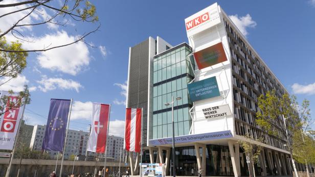 Das Haus der Wiener Wirtschaft mit Glasfassade am Praterstern. 