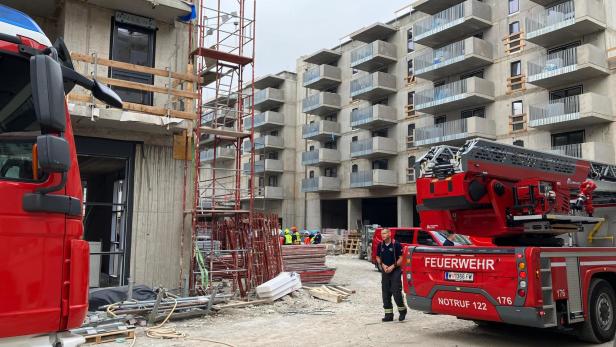 Mehrere Einsatzfahrzeuge sind derzeit vor Ort. 