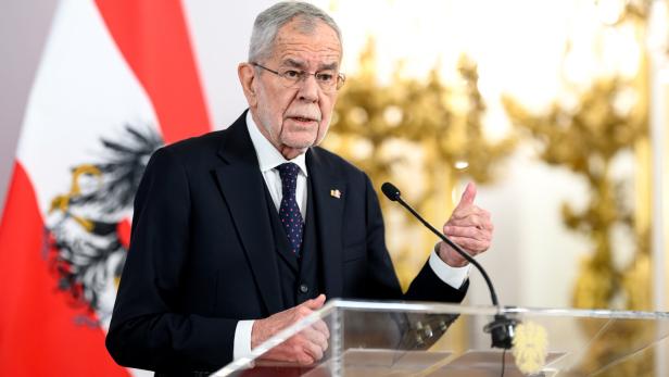 Alexander Van der Bellen spricht vor einer österreichischen Flagge an einem Rednerpult.