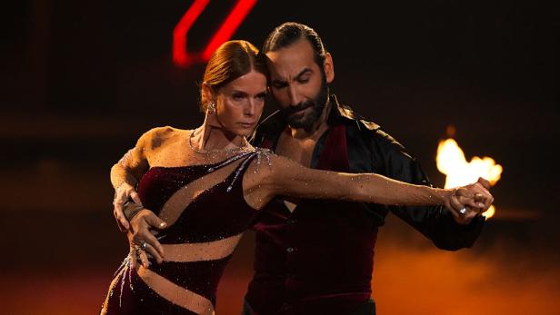 Esther Schweins und Massimo Sinató tanzen innig.