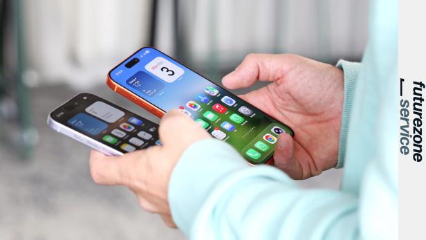 Eine Person hält 2 iPhones in der Hand