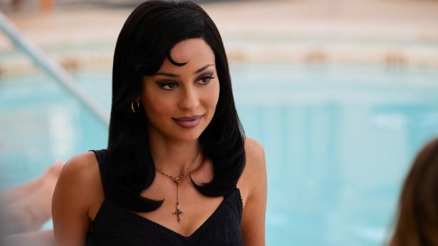  Figur Maddy Perez auf einer Poolterrasse, sie wird eifrig kopiert