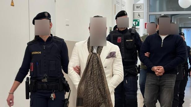 Angeklagte und Justizwachebeamte