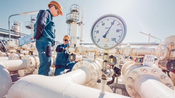 Verdichterstationen sind an der Oberfläche, aber Gas-Pipelines führen großteils durch den Untergrund.