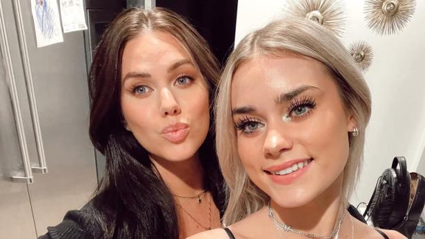 Brittany Desborough posiert mit ihrer Tochter für ein Selfie