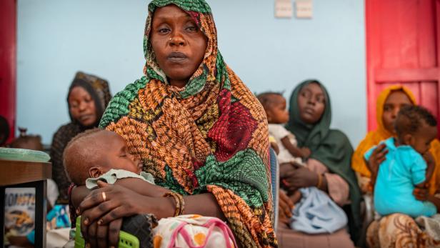 Sudan. Sara and her mother Mary at the WFP-supported health centre in the Philippe neighbourhood in Port Sudan