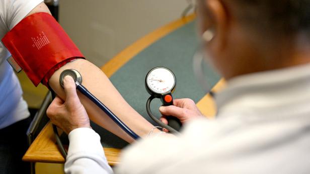 ++ THEMENBILD ++ ARZT / ÄRZTE / KRANKHEIT / GESUNDHEIT / UNTERSUCHUNG / ÜBERWEISUNG / DIAGNOSE / BEHANDLUNG / PATIENT / ÖGK