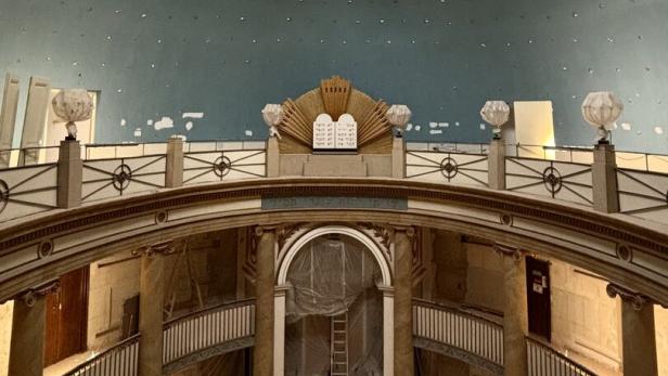 Großer, runder Saal mit Kuppel, umlaufender Galerie, Säulen und einer zentralen Nische mit hebräischen Tafeln.