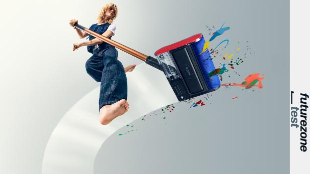 Eine Aufnahme von unten zeigt wie eine Frau mit einem Nassreiniger den Boden wischt