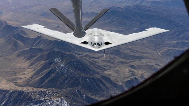 B-21 Raider bei der Luftbetankung