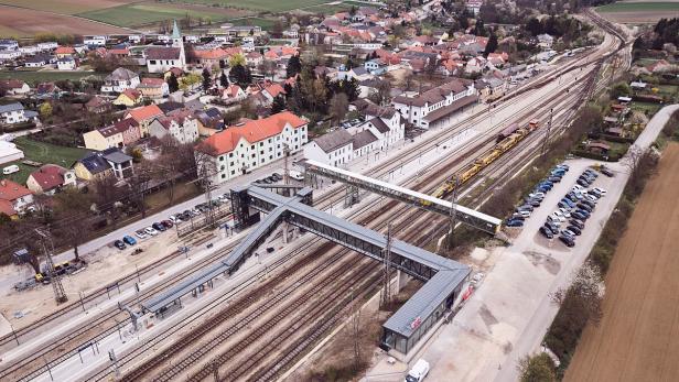 Blick auf den neuen Bahnhof Sigmundsherberg von oben.