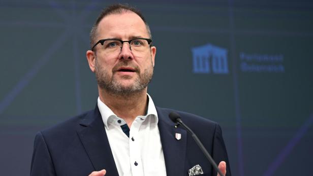 Christian Hafenecker spricht vor Publikum.