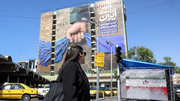 Eine Frau vor einer großen Wandmalerei