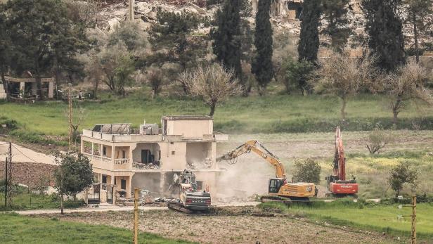 Israelische Bagger zerstören ein Haus im Süden des Libanon