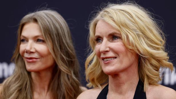 Ursula Karven und Maria Furtwängler lächeln.