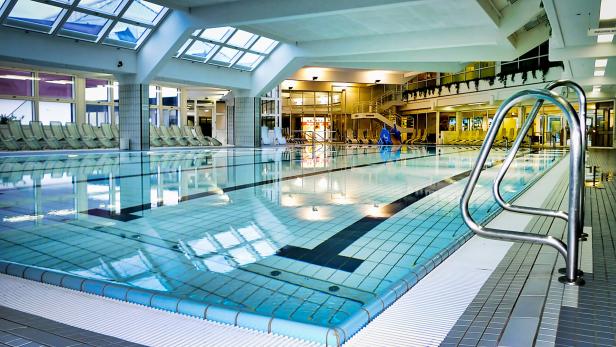 Ein Hallenbad von innen
