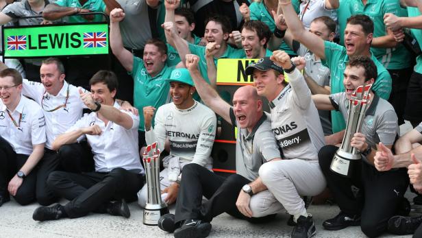 Lewis Hamilton und Nico Rosberg feierten nach dem Doppelsieg in Malaysia mit dem Mercedes-Team.