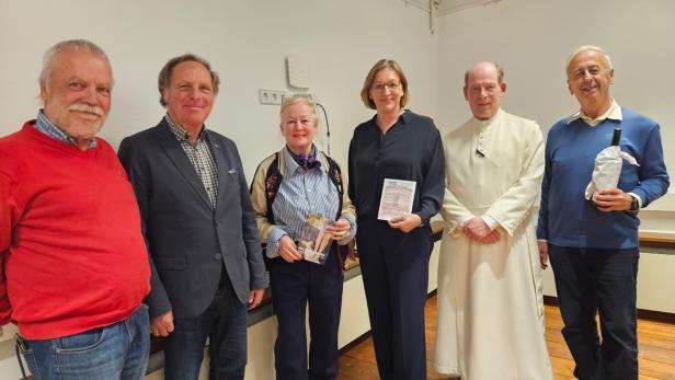 Sechs Meschen stehen anlässlich der ersten Präsentation der Saison im Stadtmuseum Hollabrunn zusammen.