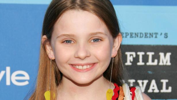 Abigail Breslin als Kind bei einem öffentlichen Auftritt während ihrer Zeit als gefeierter Nachwuchsstar nach "Little Miss Sunshine".