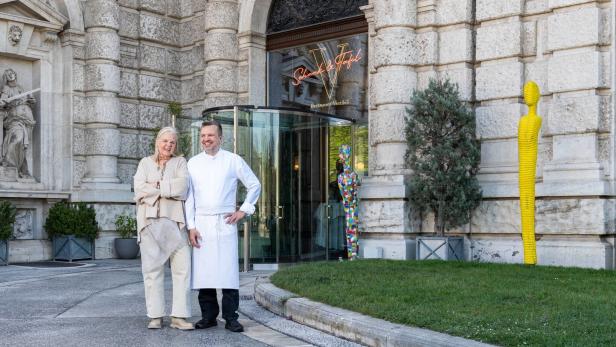 Chefin Veronica Doppler und Chefkoch Christoph Schuch. vor ihrem Restaurant Vestibül im Wiener Burgtheater
