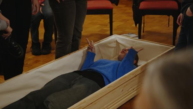 Probeliegen im Sarg.