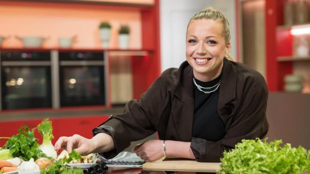 Moderatorin Zora Klipp in der TV-Küche