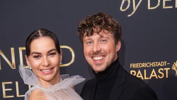 Renata und Valentin Lusin halten sich im Arm und lächeln.