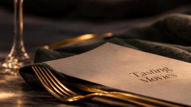 Gabel liegt neben Serviette, auf der Tasting Movies steht