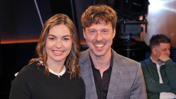 Renata und Valentin Lusin lächeln nebeneinander.