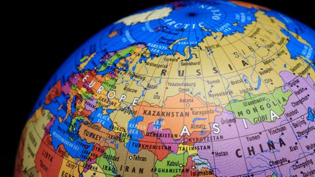Ein Globus zeigt Europa, Russland, Teile von Asien und Nordafrika mit deutlich lesbaren Ländernamen und Grenzen.