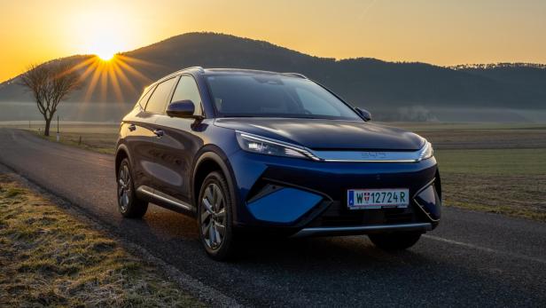 BYD Atto 3 EVO von vorne vor Sonnenuntergang.