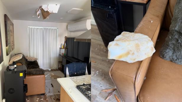 Ein großes Loch in der Zimmerdecke und ein Brocken Gestein auf dem Sofa deuten darauf hin, dass ein Objekt durch die Decke in das Wohnzimmer gefallen ist.