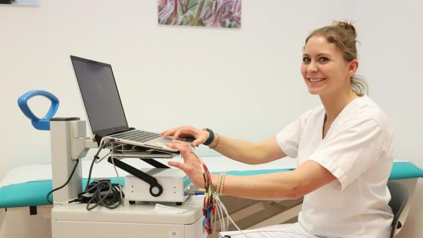 Eine Frau arbeitet an einem Computer