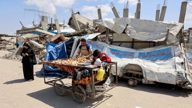 Straßenhändler verkaufen im Flüchtlingslager Jabalia Waren.