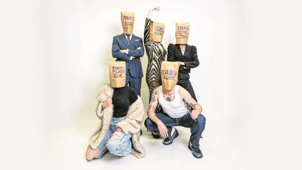 Fünf Personen mit Papiertüten über dem Kopf, auf denen verschiedene Berufe und Monatsgehälter geschrieben stehen.